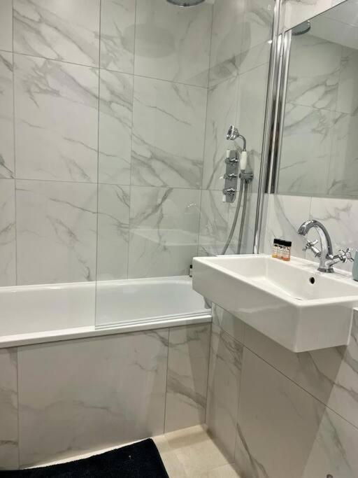 Apartament New Flat In Holland Park Londyn Zewnętrze zdjęcie
